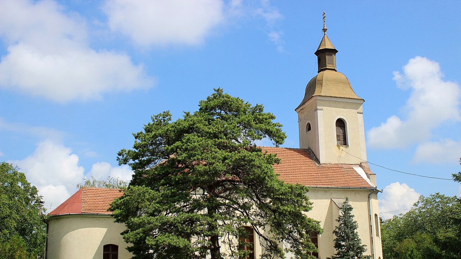 Az abaújszántói templom / kápolna kültere — szabadon megközelíthető falusi templomtér (Gönci járás / Zemplén; múzeum beltér nem ingyenes).