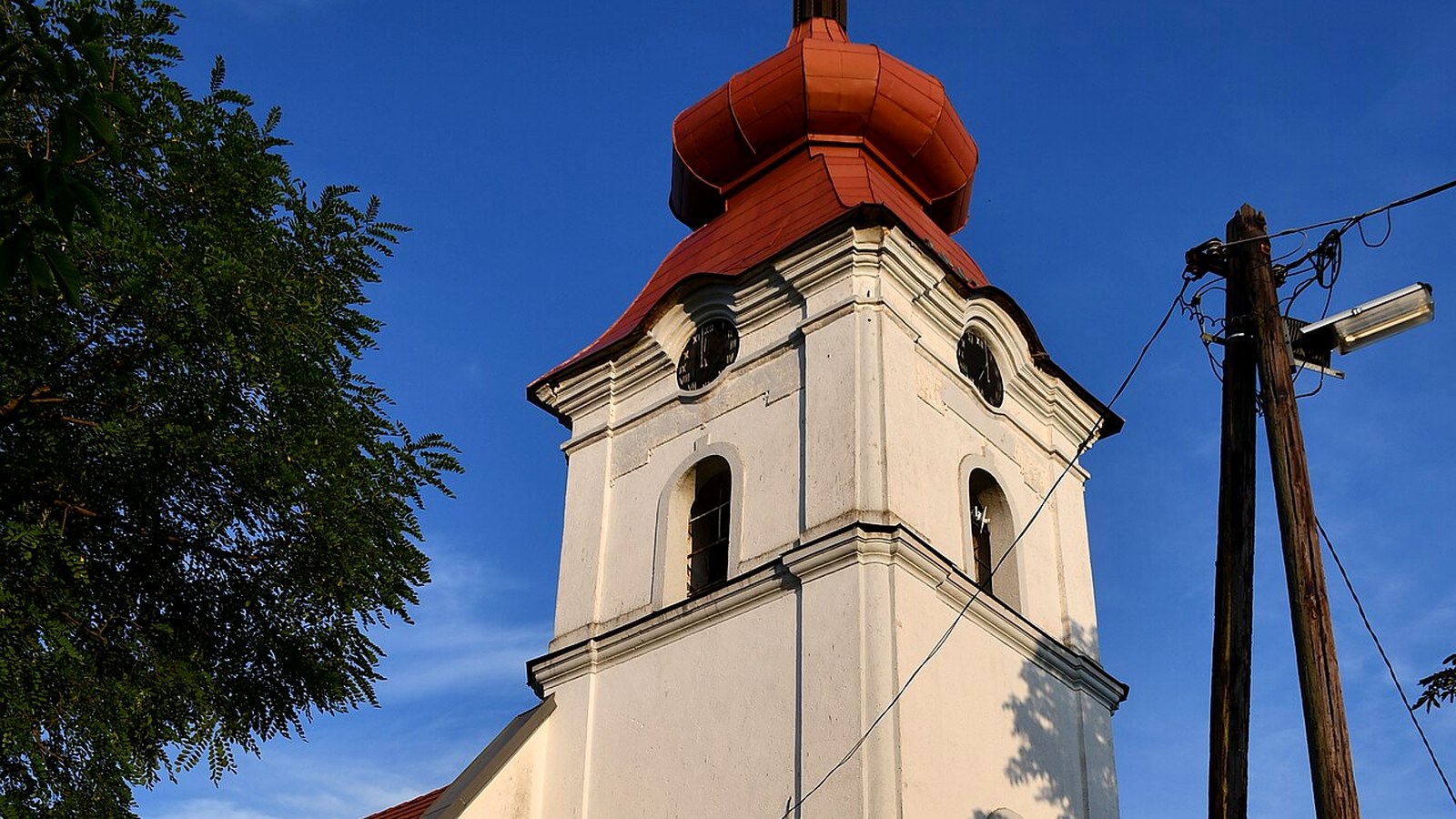 Az alsószuhai templom / kápolna kültere — szabadon megközelíthető falusi templomtér (Putnoki járás; múzeum beltér / barlangtúra nem ingyenes).