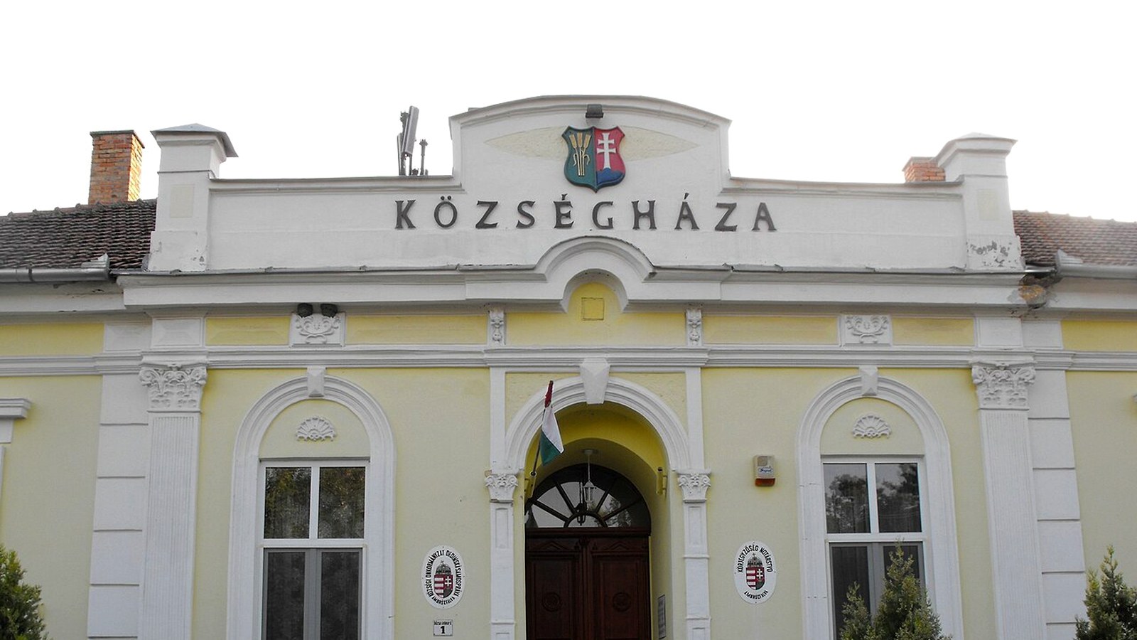 Ambrózfalva községháza / faluközpont kültere — szabadon megközelíthető falusi utcakép (Makói járás).