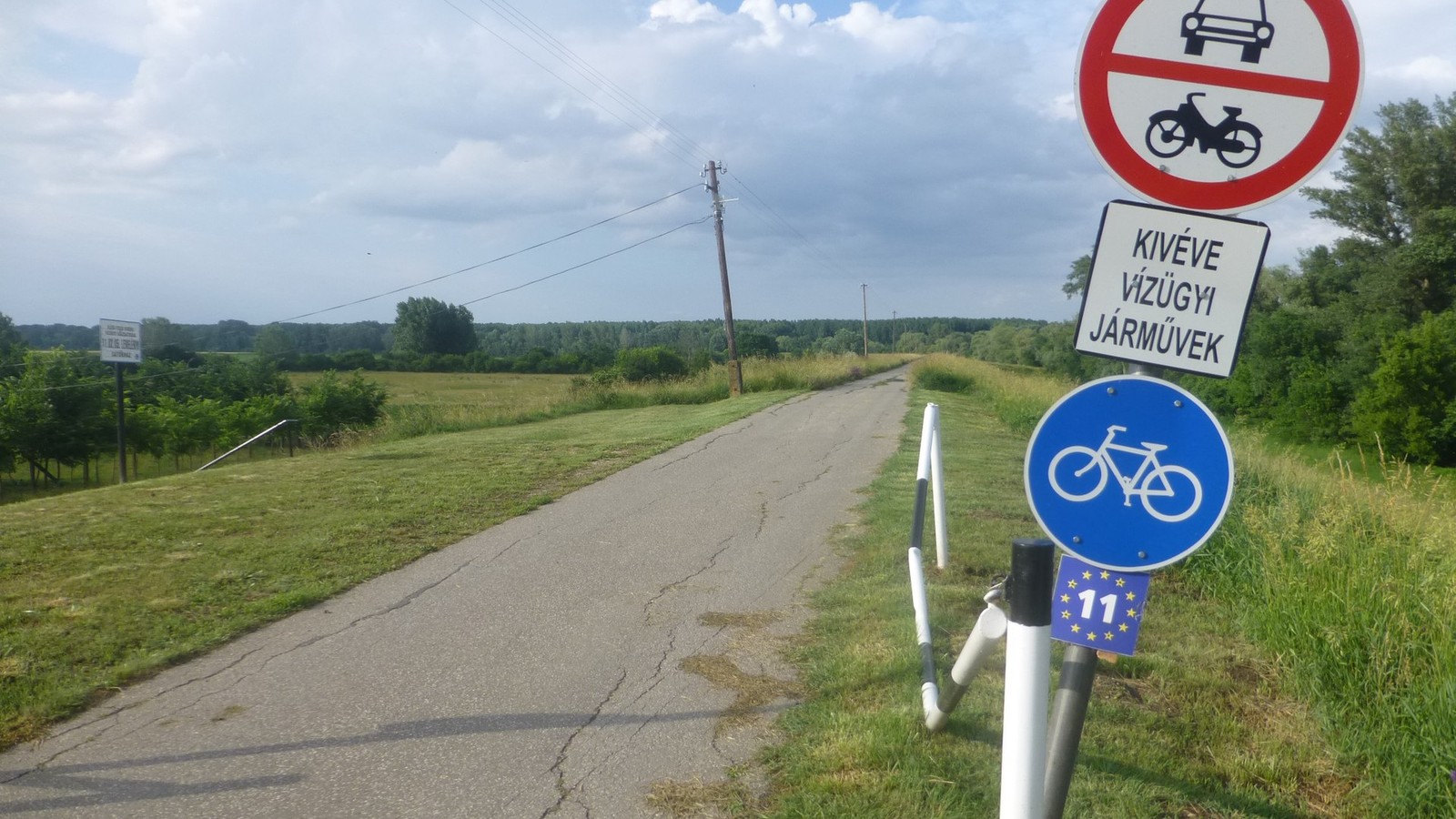 Baks Tisza-menti / EuroVelo-11 kerékpárútjának szabadtéri látképe — szabadon bejárható gát / töltés kiegészítés (Csongrád-Csanád).