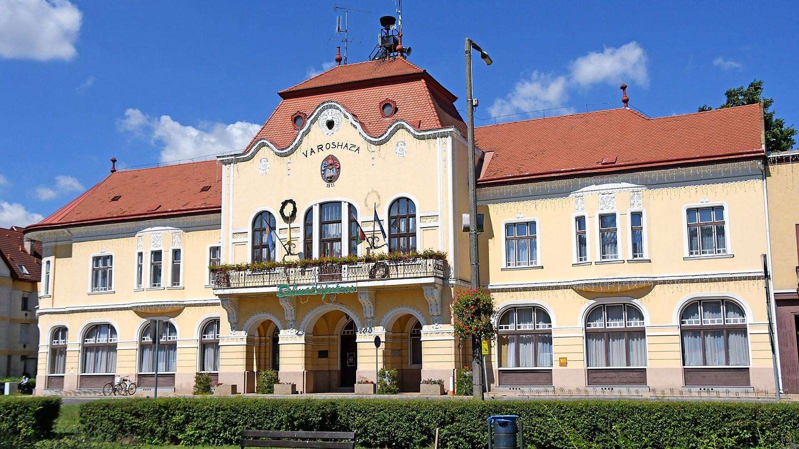Balmazújváros városháza / belvárosi szabadtéri látképe — szabadon megtekinthető járásszékhely szabadtéri látkép kiegészítés (Balmazújvárosi járás, Hajdú-Bihar).