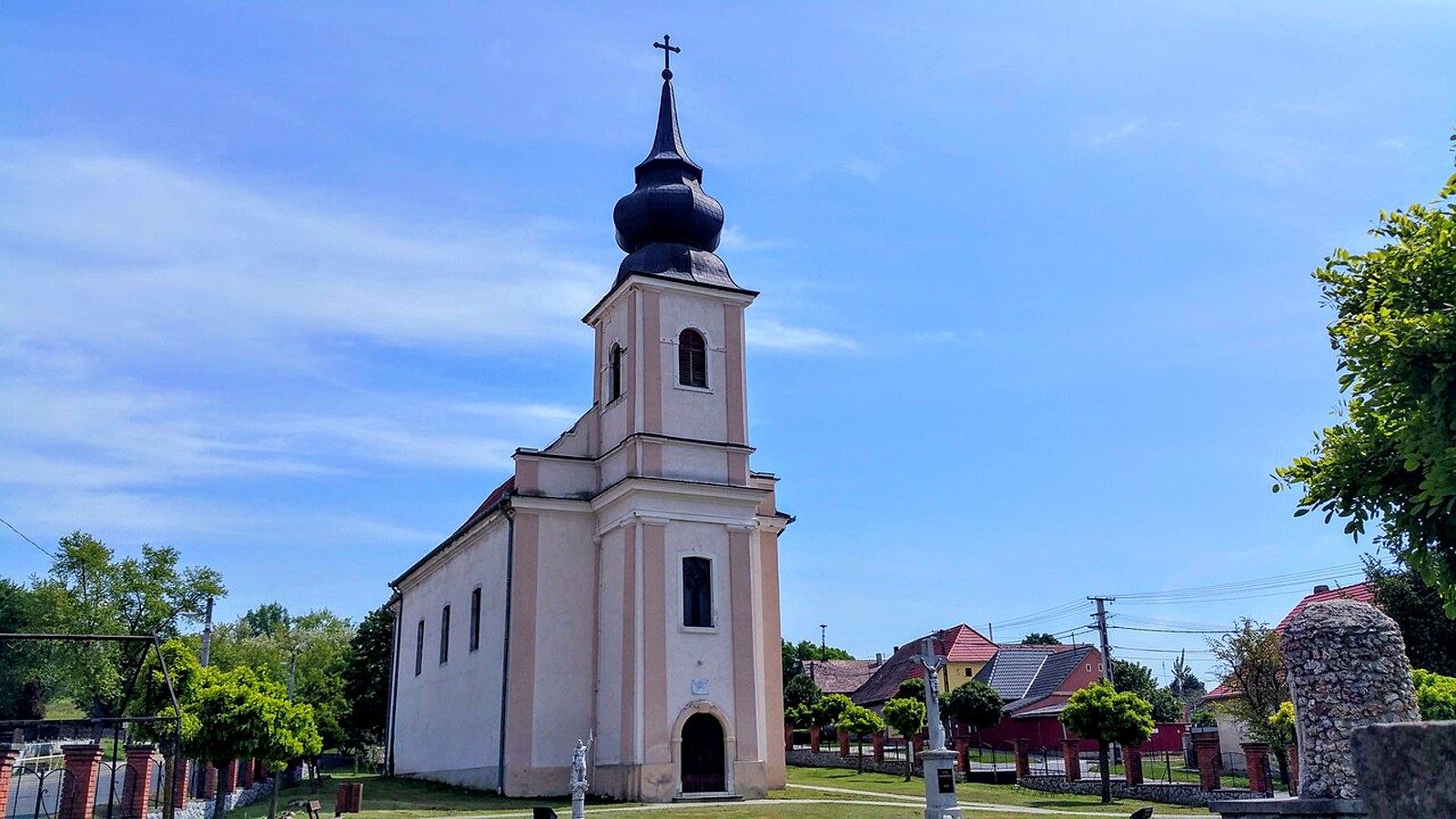 A beremendi Szent Mihály római katolikus templom kültere — szabadon megközelíthető falusi templomtér.