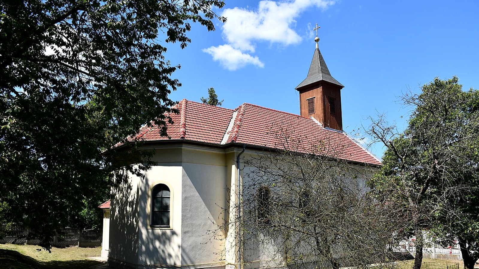 A berentei templom / kápolna kültere — szabadon megközelíthető falusi templomtér (Kazincbarcikai járás; múzeum beltér nem ingyenes).