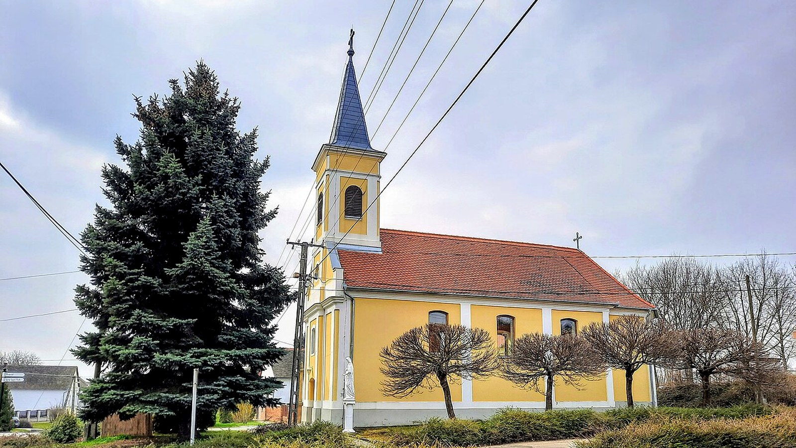 A bezedeki Szent Vendel római katolikus templom kültere — szabadon bejárható falusi templomtér.