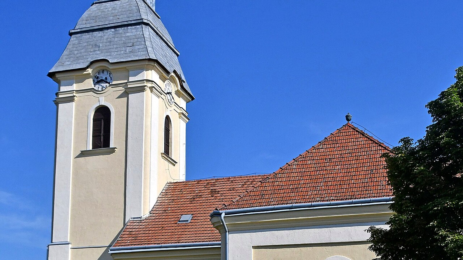 Biharnagybajom templom kültere — szabadon megközelíthető falusi templomtér / falukép kiegészítés (Püspökladányi járás).