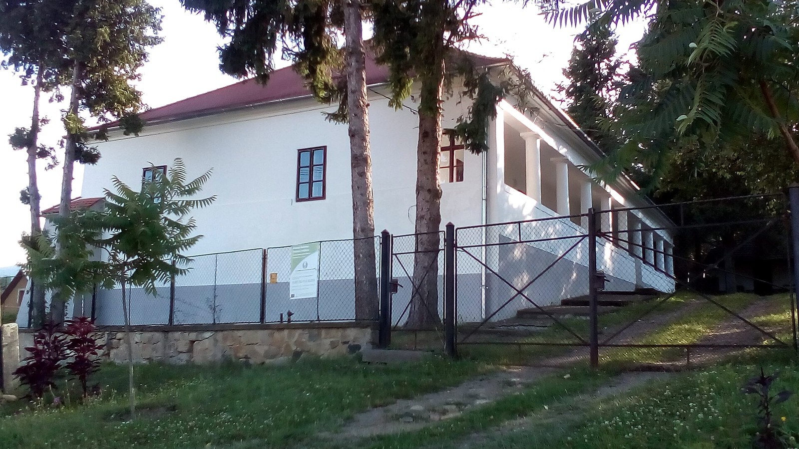Bodony, a római katolikus plébániaház fákkal és zöld udvarral, az utca felől.