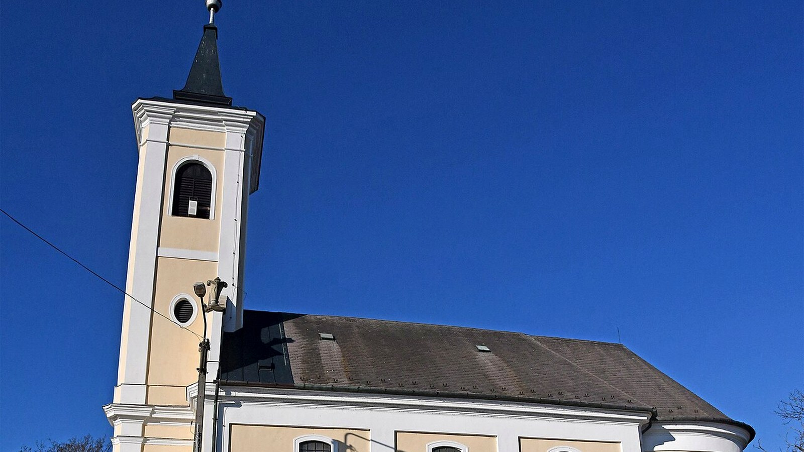Bükkábrány templomának kültere — szabadon megközelíthető falusi templomtér.