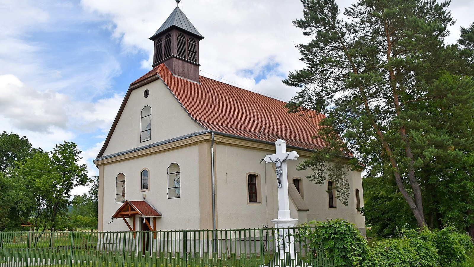 Bükkszenterzsébet, a római katolikus templom kőkereszttel és fákkal.