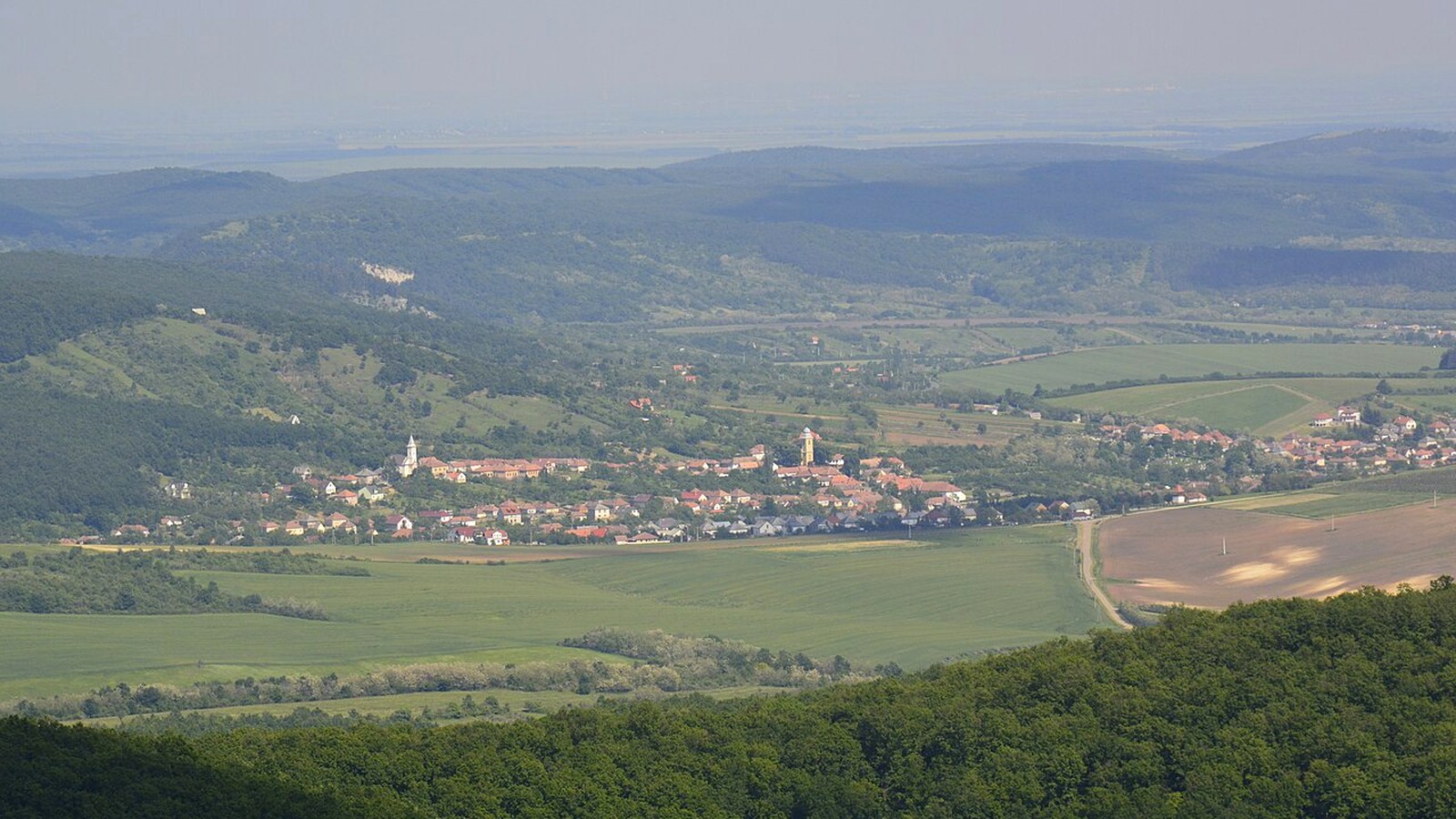 Bükkzsérc szabadon megközelíthető falusi / járási látképe — templom, utca vagy táj (beltéri kiállítások nem ingyenesek).