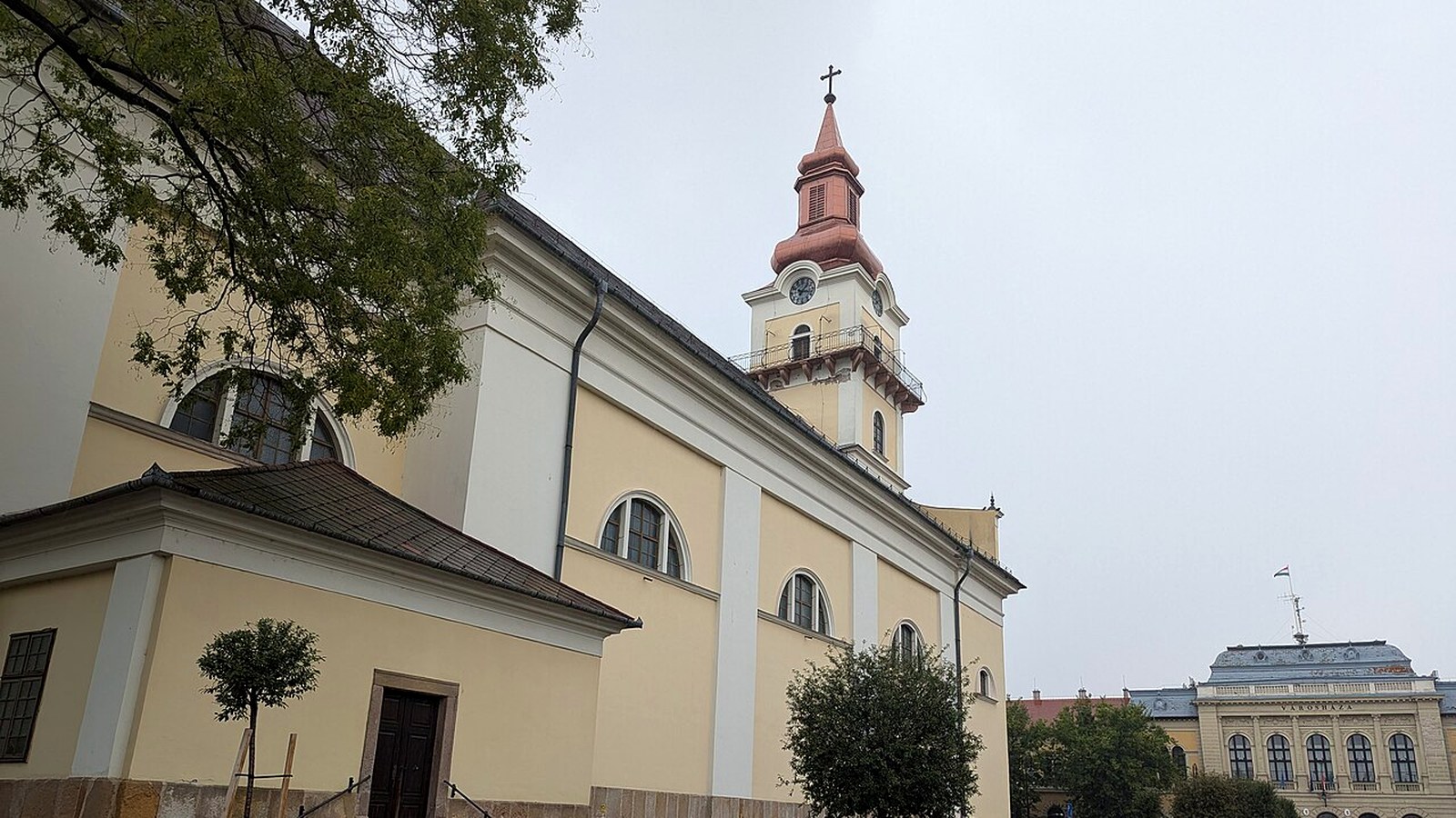 Cegléd templomának kültere — szabadon megközelíthető szakrális köztér (járásszékhely; múzeum / fürdő nem).