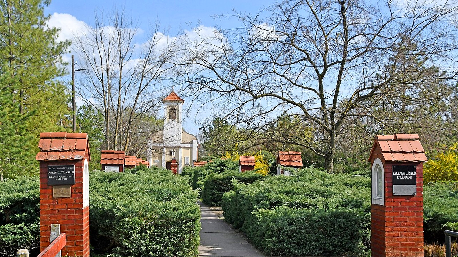 Csanádpalota Kelemen László emlékpark szabadtéri látképe — szabadon megközelíthető közpark / faluközpont (Makói járás).