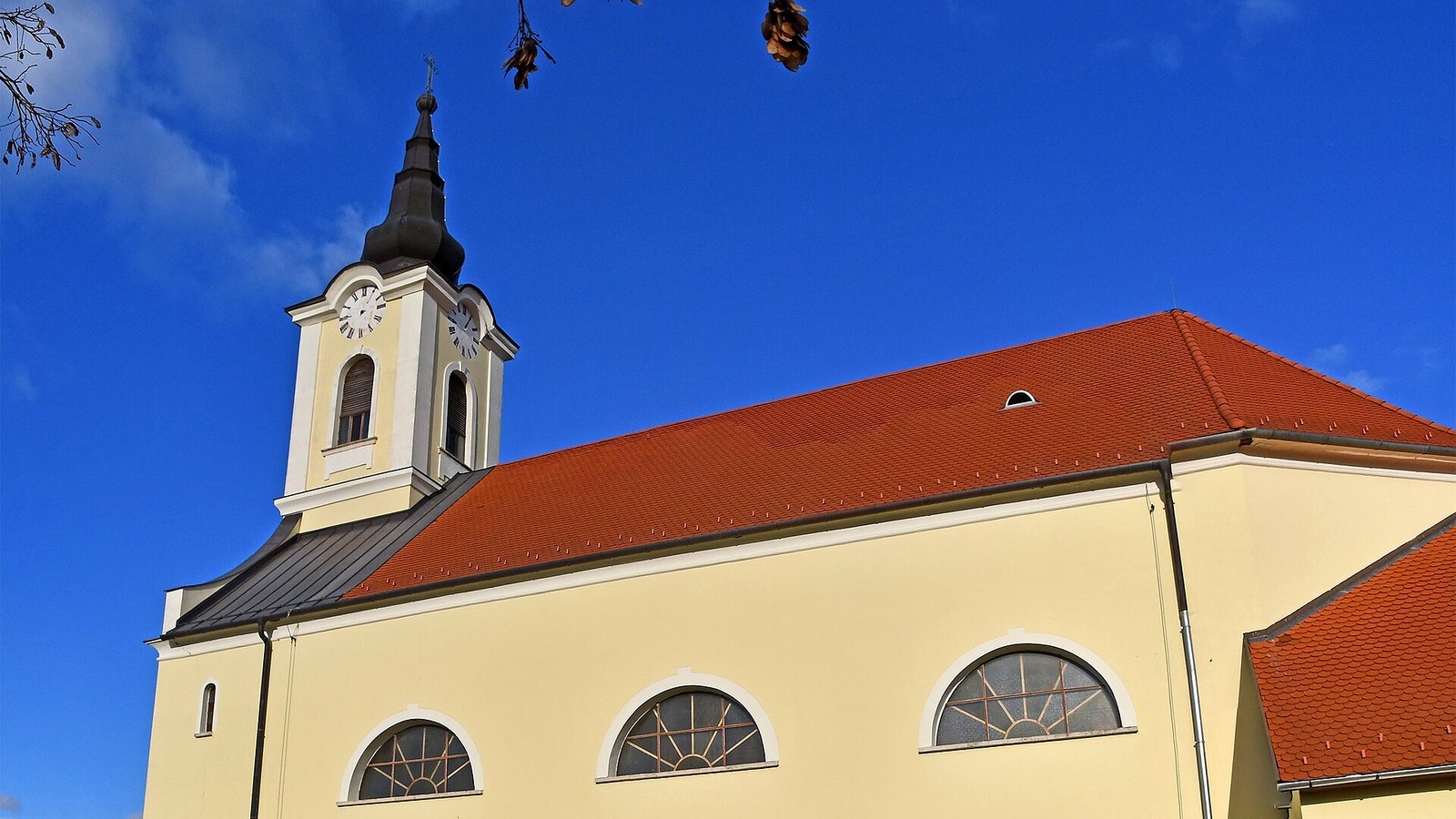Csépa, az Idősebb Szent Jakab-templom kívülről, kék ég alatt.