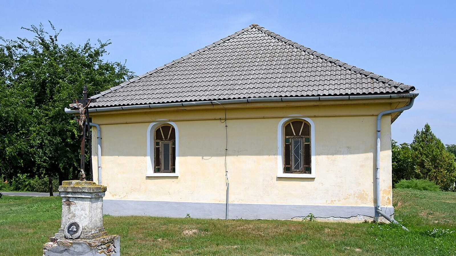Dóc római katolikus templom kültere — szabadon megközelíthető falusi templomtér / falukép (Szegedi járás).