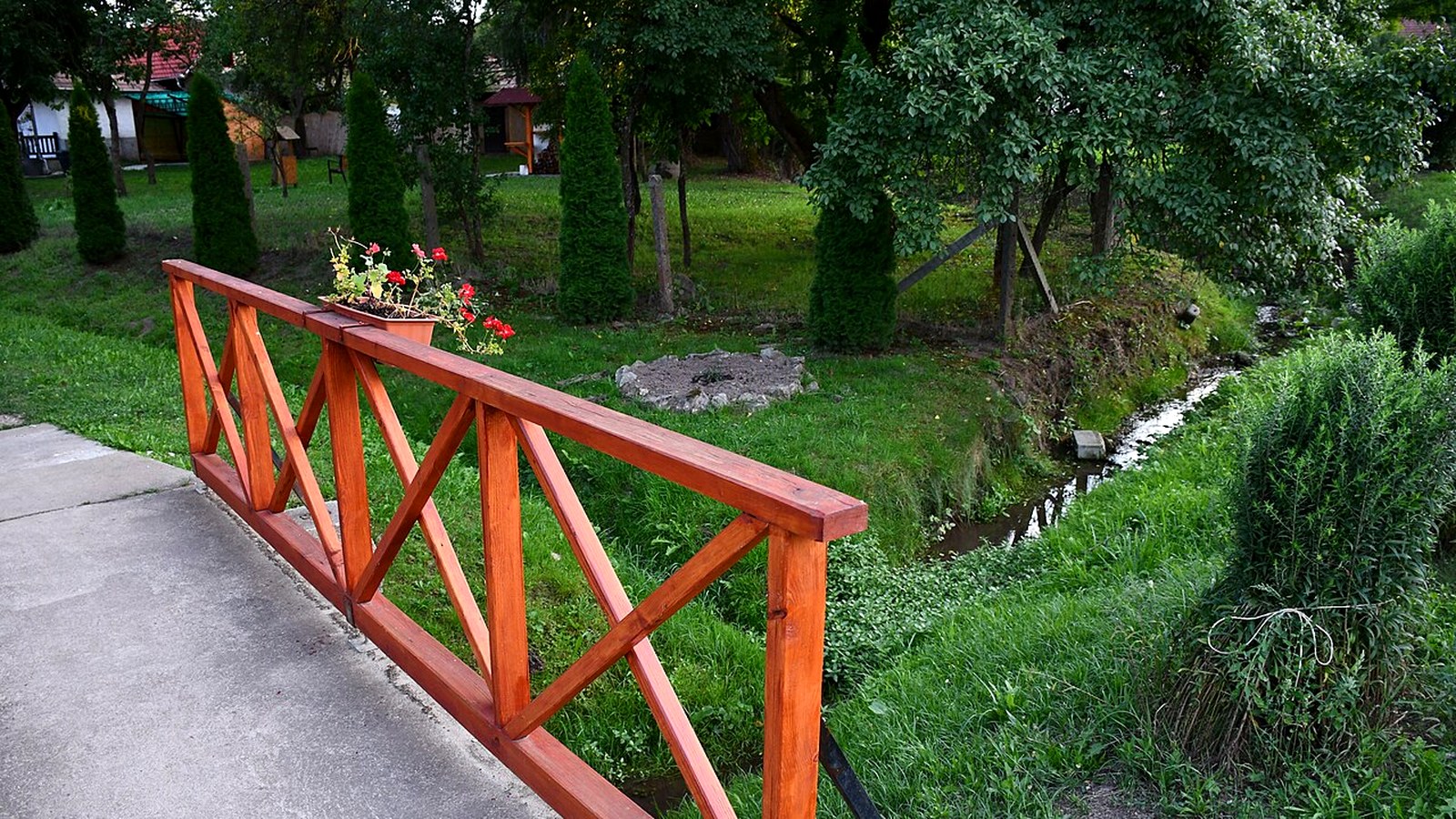 Dövény szabadon megközelíthető falusi / járási látképe — templom, utca vagy táj (beltéri kiállítások / barlangtúra nem ingyenes).