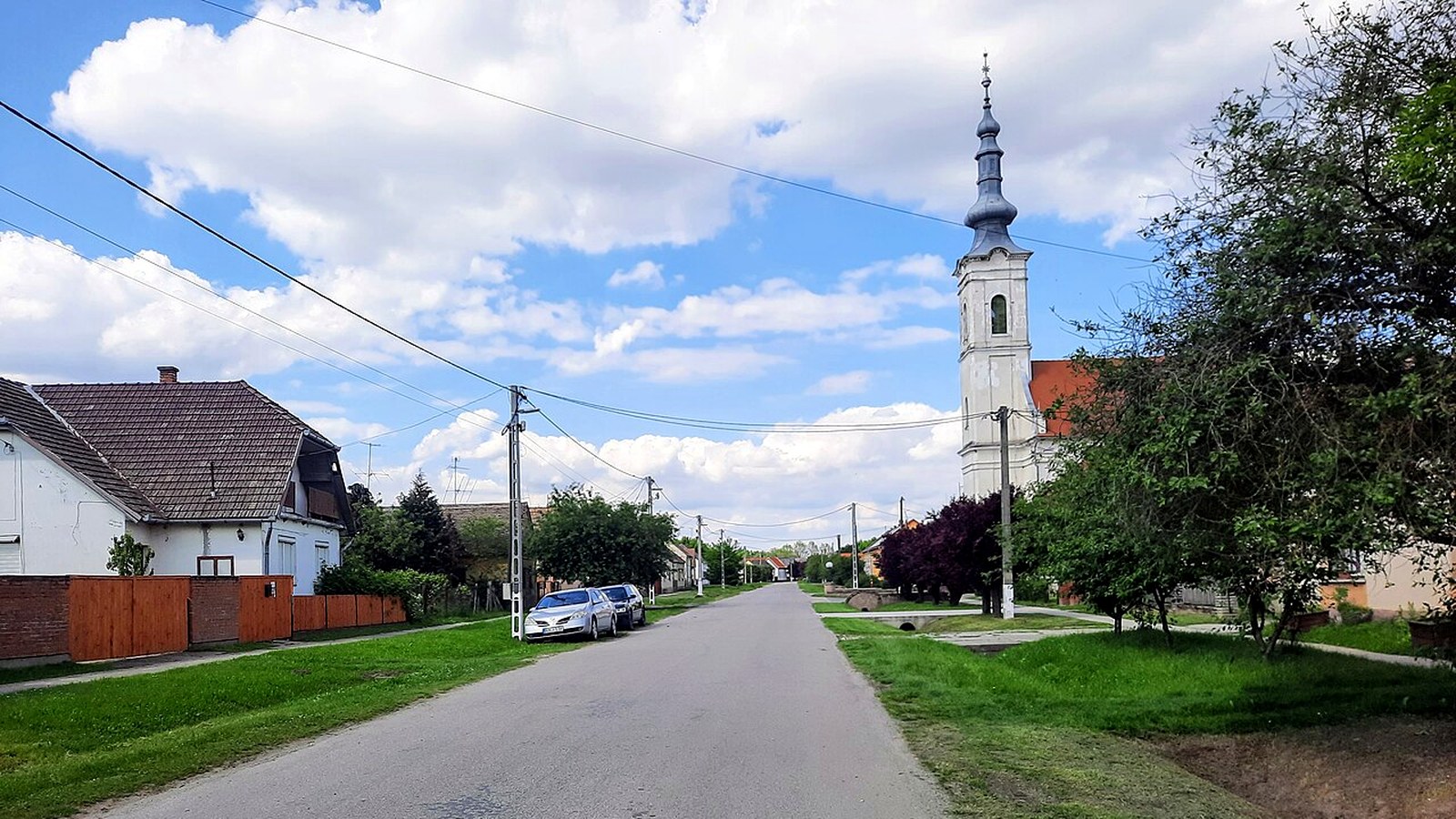 A drávafoki templom / kápolna kültere — szabadon megközelíthető falusi templomtér.