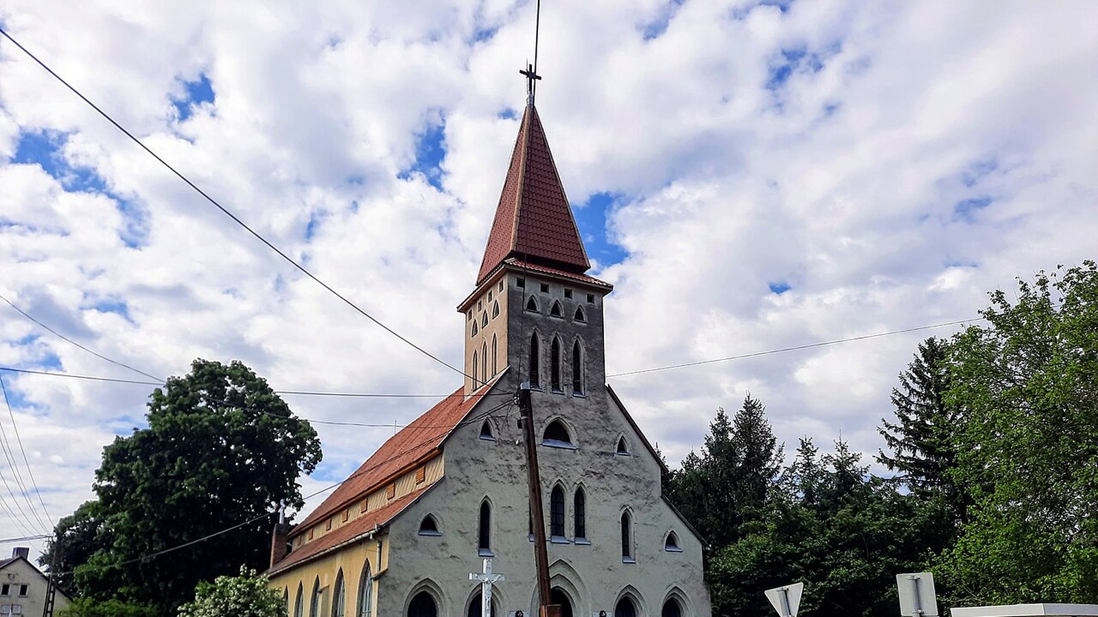 A drávasztárai római katolikus templom kültere — szabadon megközelíthető Dráva-menti falusi templomtér.