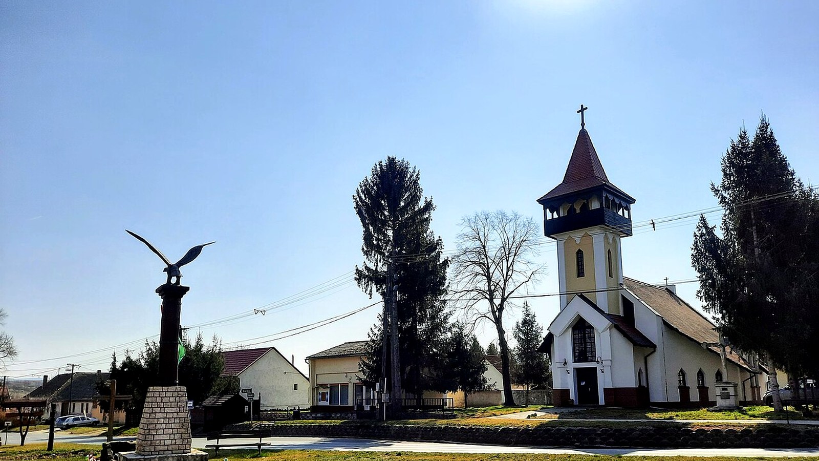 Az egyházaskozári katolikus templom és az emlékmű kültere — szabadon bejárható faluközponti templomtér.