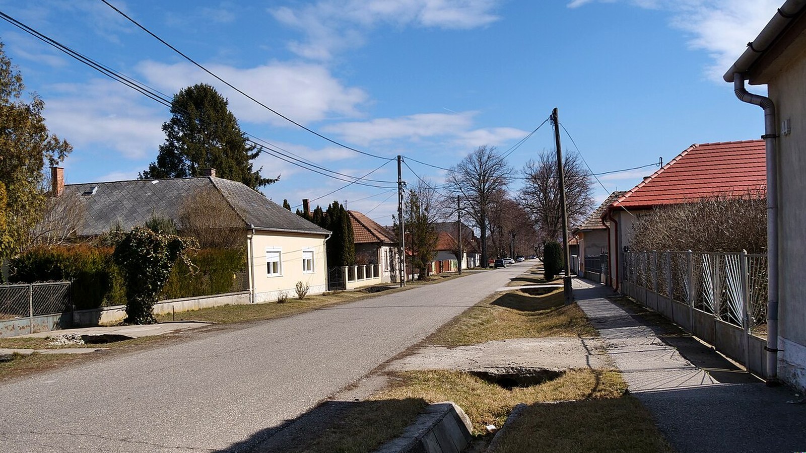 Encs városi szabadtéri utcaképe — szabadon bejárható járásszékhelyi hangulat (Millenniumi / Petőfi park / templom kültere tengely; Élményközpont / uszoda nem 0 Ft).