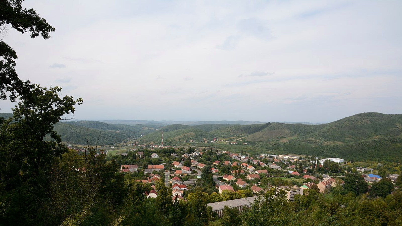 Farkaslyuk falusi / bányászvidéki szabadtéri látképe — szabadon bejárható emlékövi hangulat (Gyürky emlékpark tengely).
