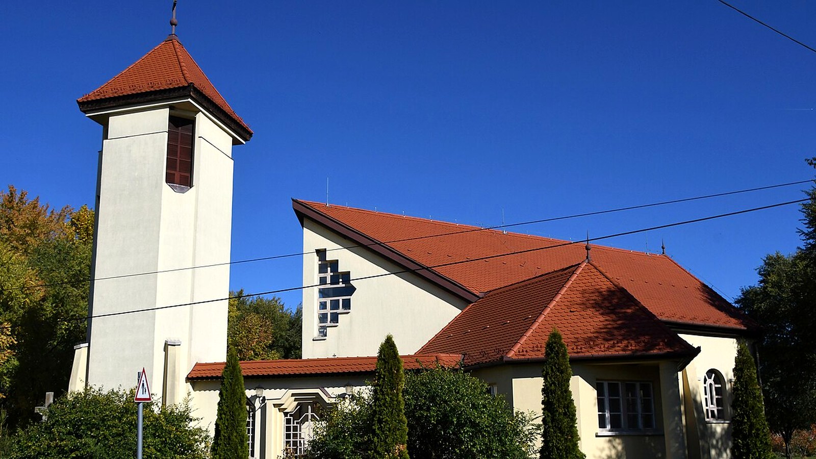 Felgyő római katolikus templom kültere — szabadon megközelíthető falusi templomtér / falukép (Csongrádi járás).