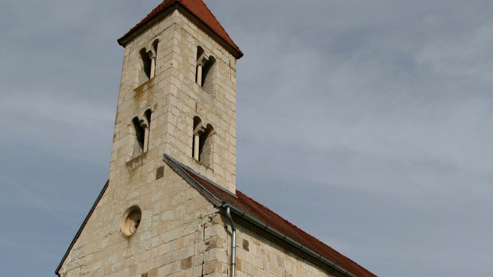 A felsőregmeci templom / kápolna kültere — szabadon megközelíthető falusi templomtér (Sátoraljaújhelyi járás; múzeum beltér / jegyes vár / kalandpark nem ingyenes).
