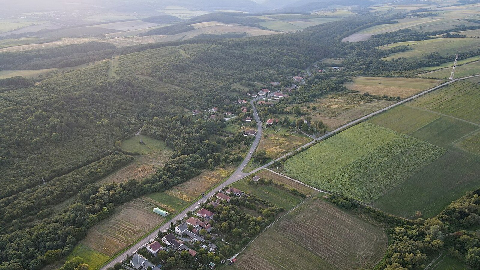 Filkeháza szabadon megközelíthető falusi / járási látképe — templom, utca vagy táj (beltéri kiállítások / jegyes vár / kalandpark / kisvasút nem ingyenesek).