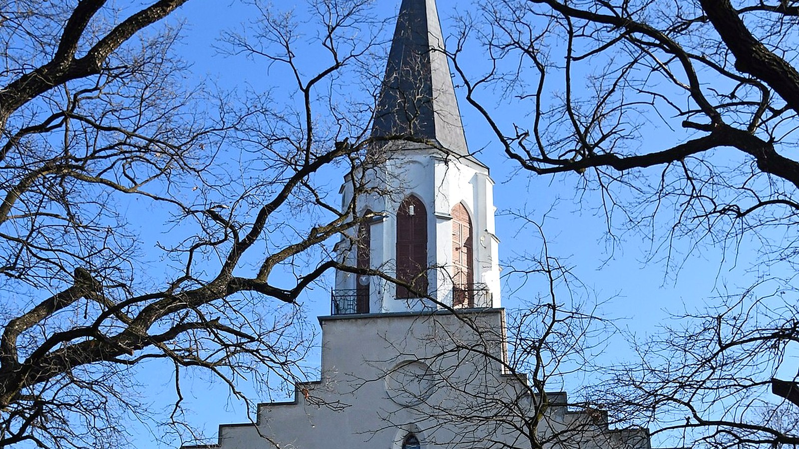Földeák római katolikus templom kültere — szabadon megközelíthető falusi templomtér / falukép (Makói járás).
