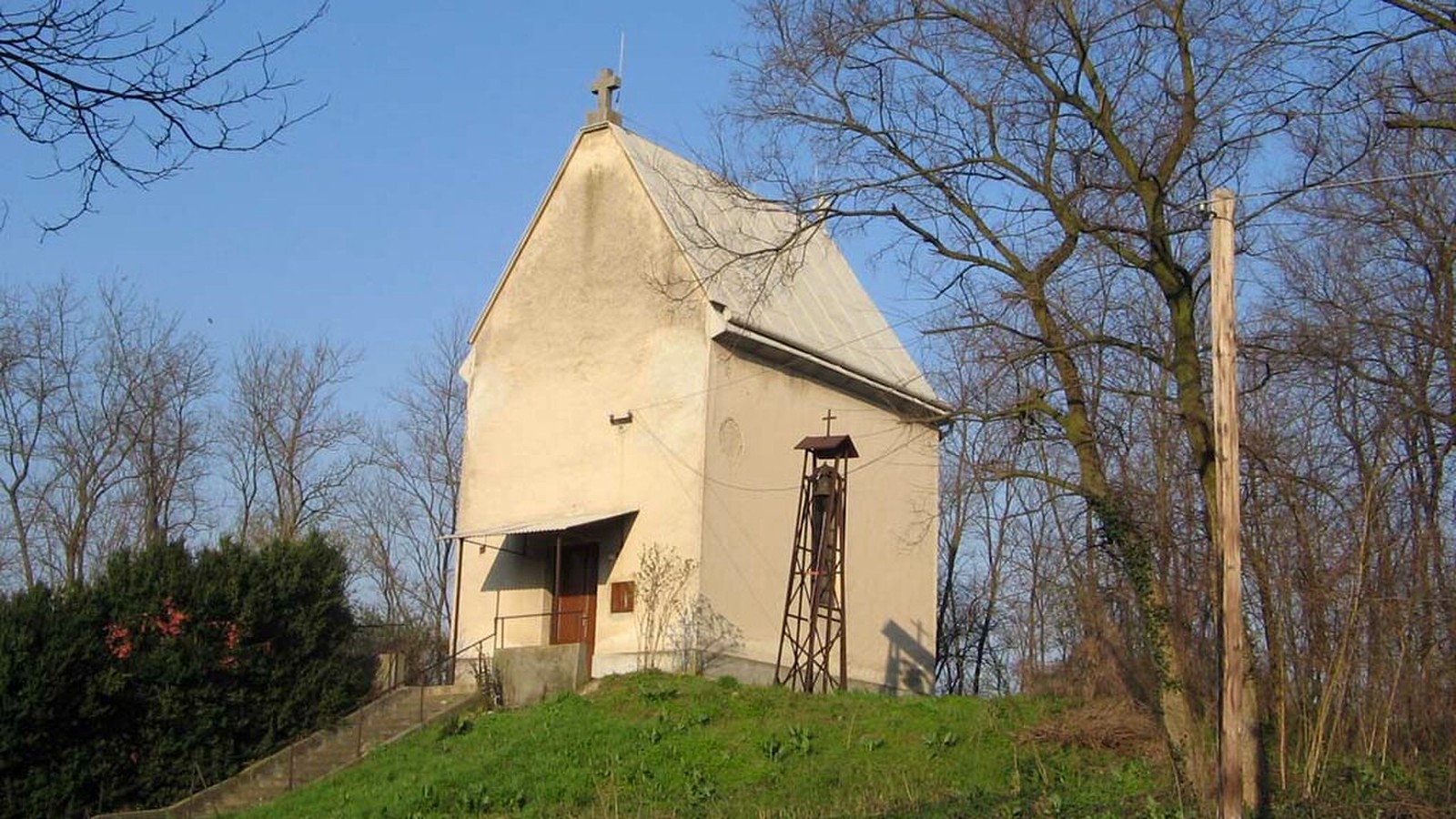 Fülöp templom kültere — szabadon megközelíthető falusi templomtér / falukép kiegészítés (Nyíradonyi járás).