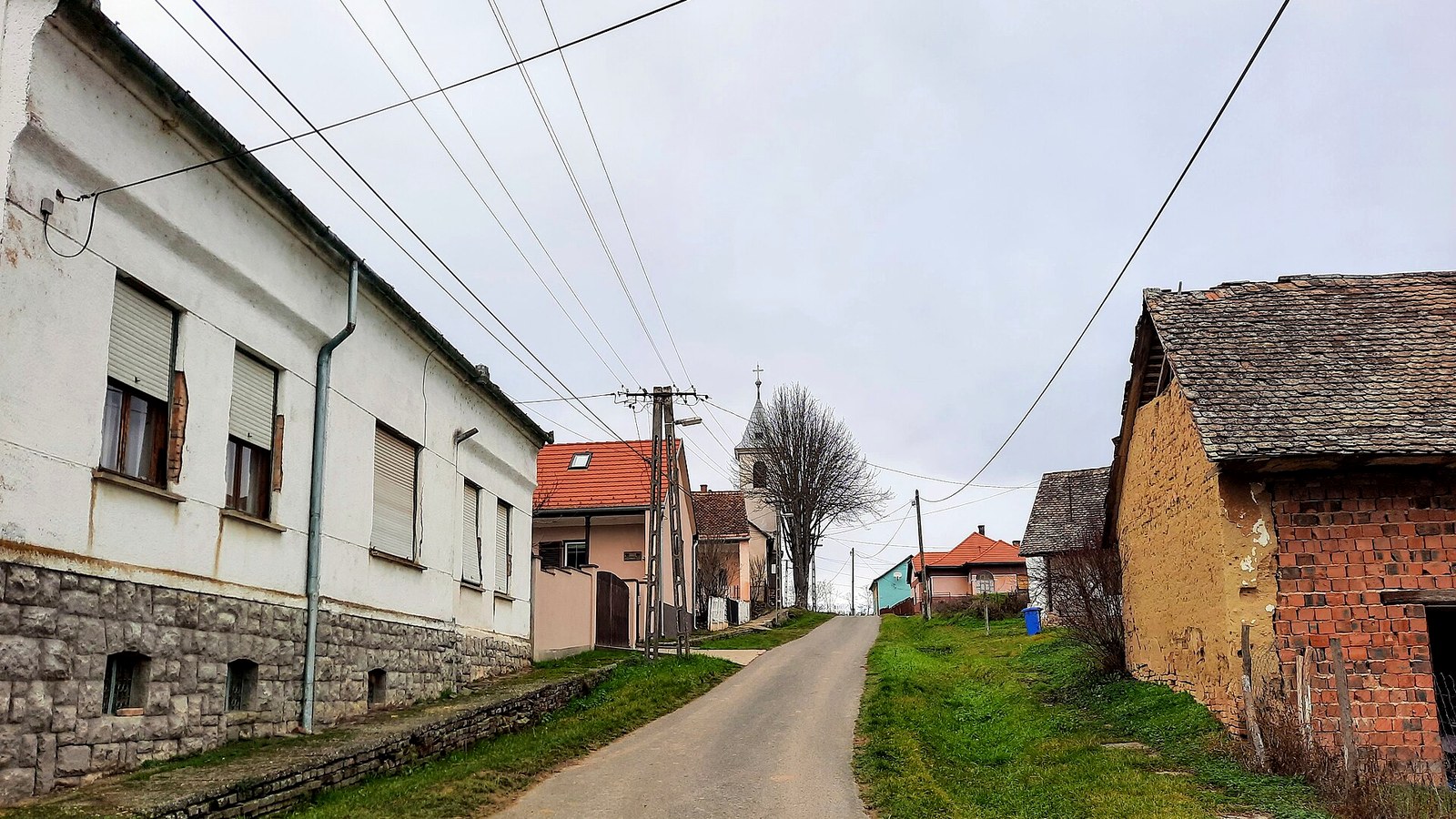 A gerényesi Petőfi utcai kápolna — szabadon megközelíthető falusi kápolnatér.