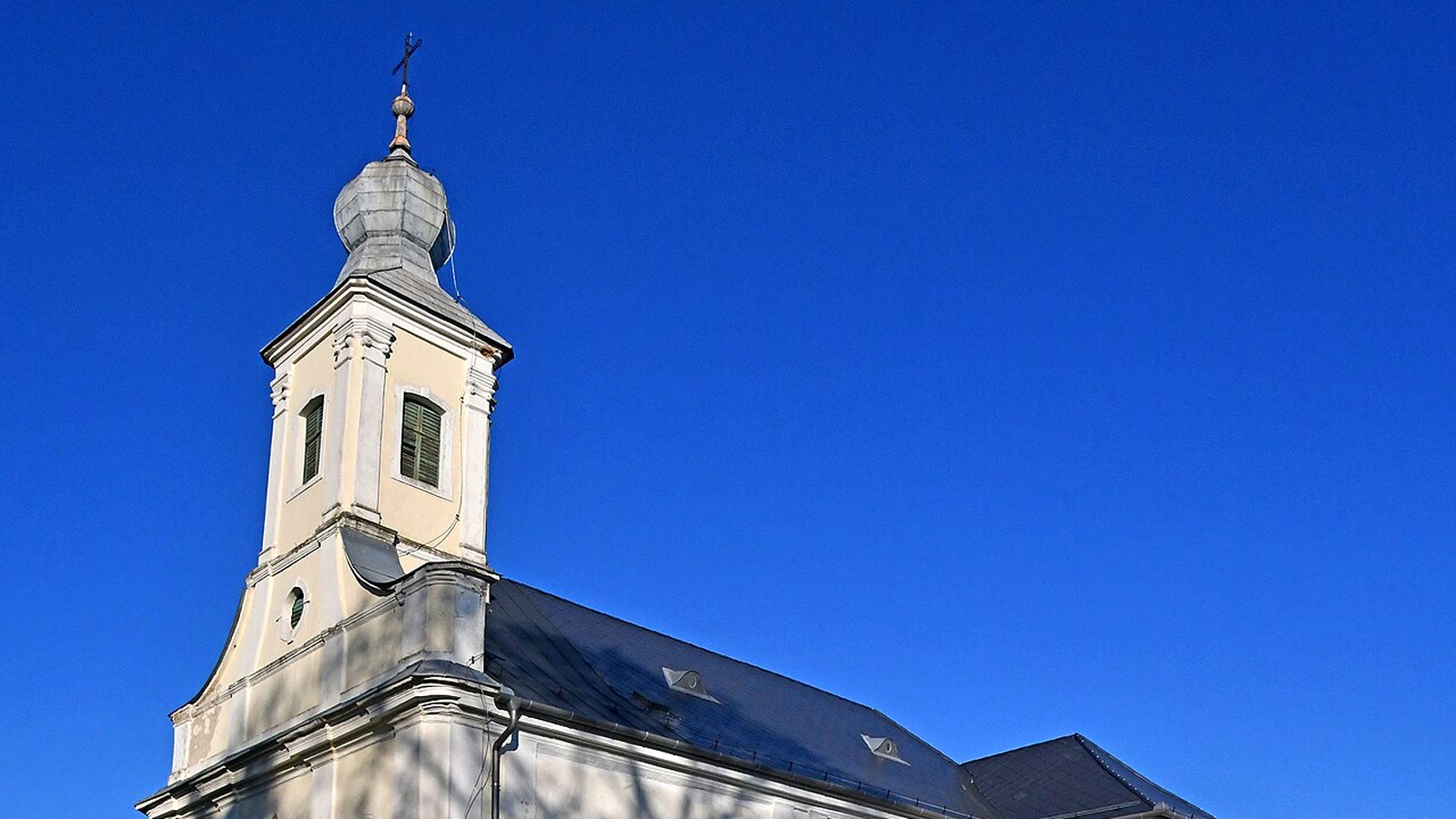 Girincs római katolikus templomának kültere — szabadon megközelíthető Tisza-menti falusi templomtér.