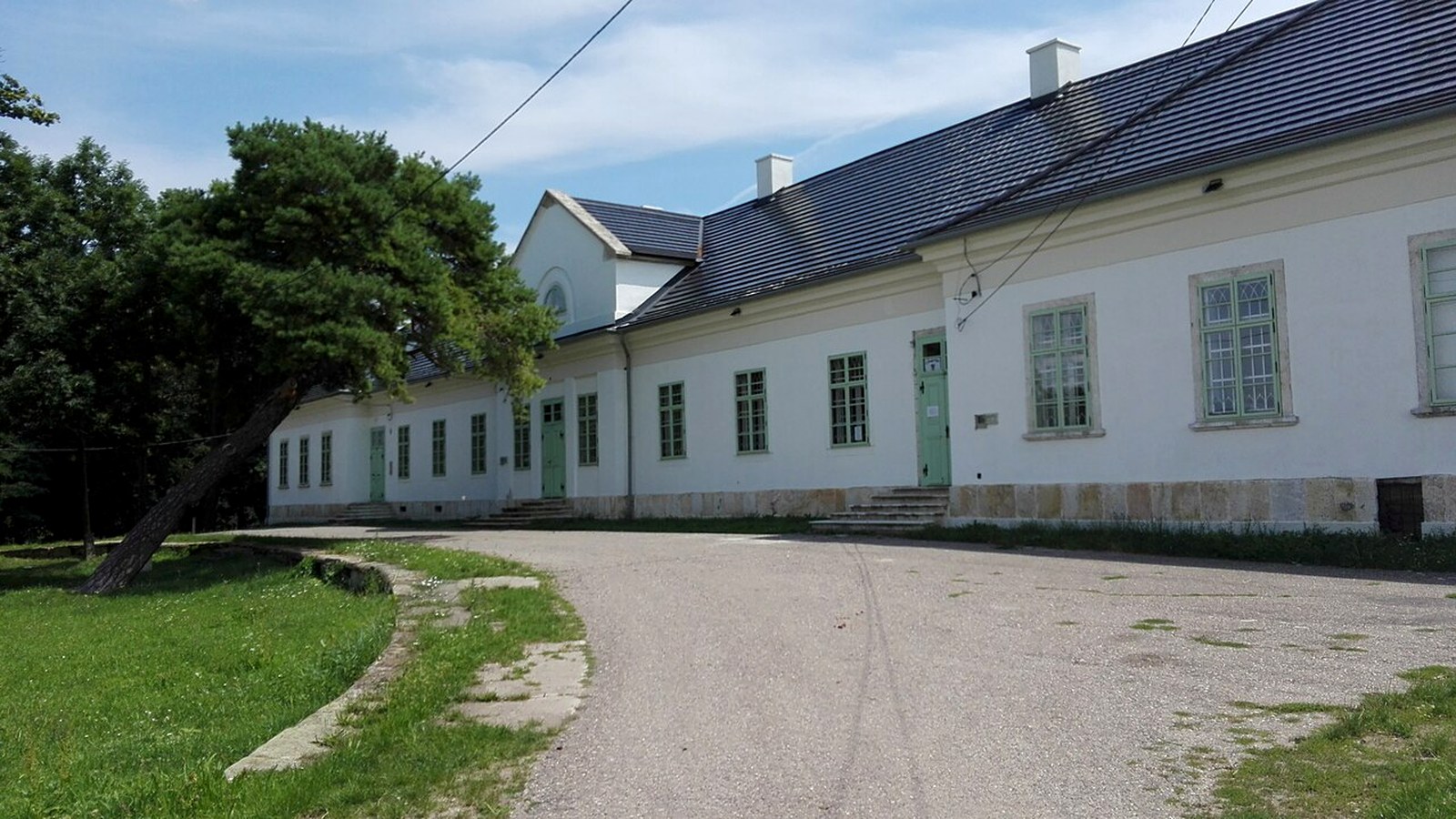 Golop Vay-kastély külteri / falusi szabadtéri látképe — szabadon megközelíthető (kastély beltér / rendezvény listázás nélkül).