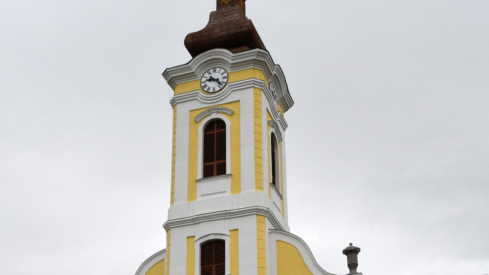 Gyöngyöshalász, a Szent Anna-templom sárga-fehér tornya.