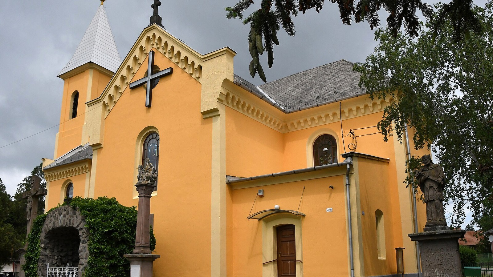 Gyöngyösoroszi, az Alexandriai Szent Katalin-templom szobrokkal és kerítéssel.