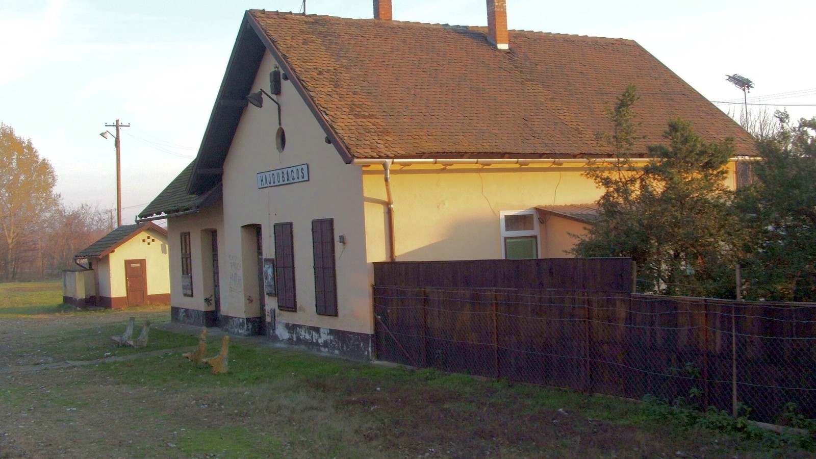 Hajdúbagos vasútállomás szabadtéri látképe — szabadon megtekinthető falukép kiegészítés (Derecskei járás).