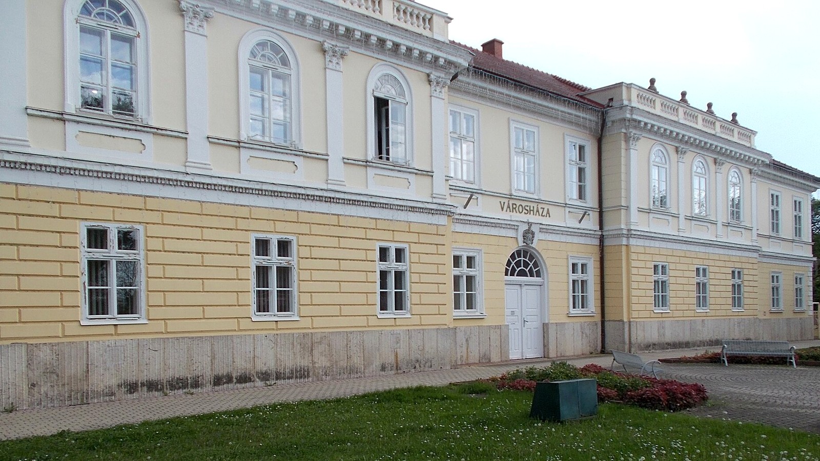 Hajdúszoboszló városháza / belvárosi szabadtéri látképe — szabadon megtekinthető járásszékhely szabadtéri kiegészítés (Hajdúszoboszlói járás, Hajdú-Bihar).