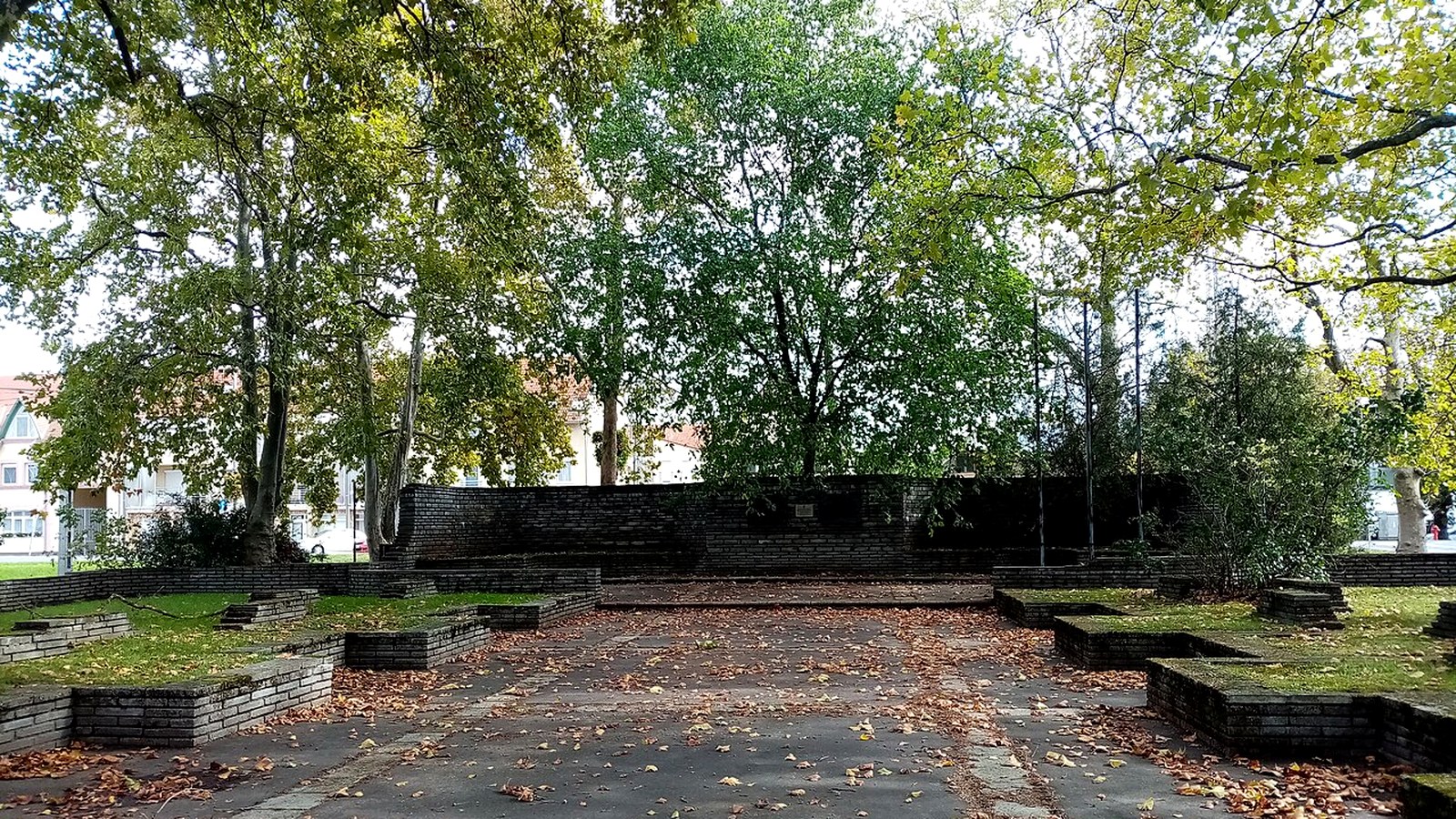 Harkány Hősök tere / parkos köztér kültéri látképe — szabadon bejárható parkos környezet (fürdő / wellness beltér nem ingyenes).