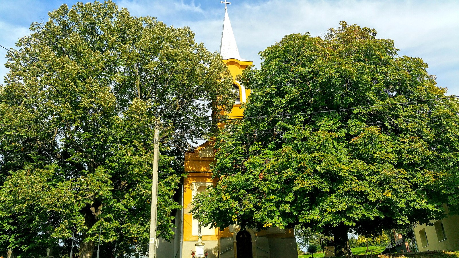 A hásságyi Páduai Szent Antal katolikus templom – szabadon megközelíthető falusi templomtér.