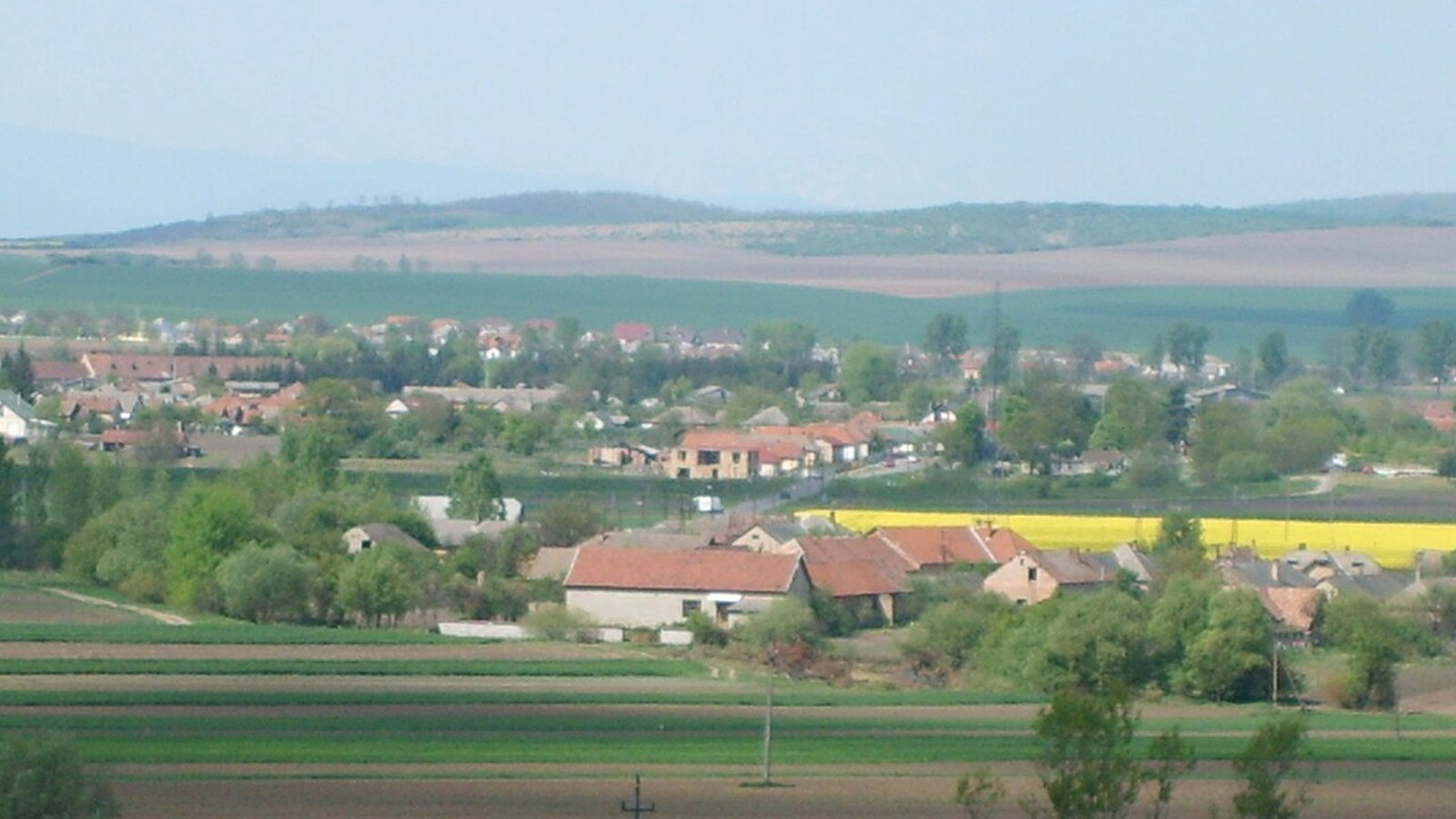 Hét községi látképe / Héti-tó kiegészítés — szabadon megközelíthető falusi táj (0 Ft strand listázás nélkül).