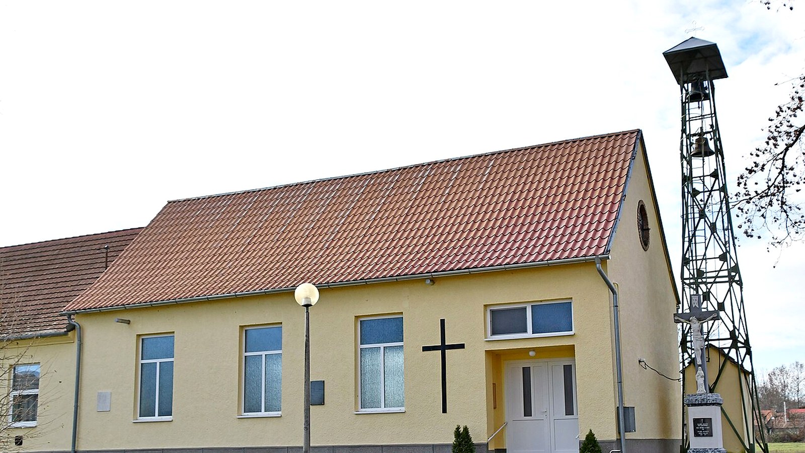 A homorúdi római katolikus kápolna kültere — szabadon megközelíthető falusi kápolnatér a Béda–Karapancsa peremén.