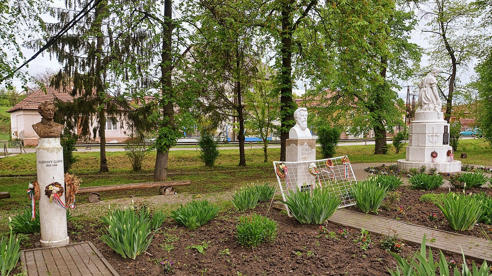 Izsófalva falusi utcaképe vagy parkja — szabadon bejárható Kazincbarcikai járási hangulat.