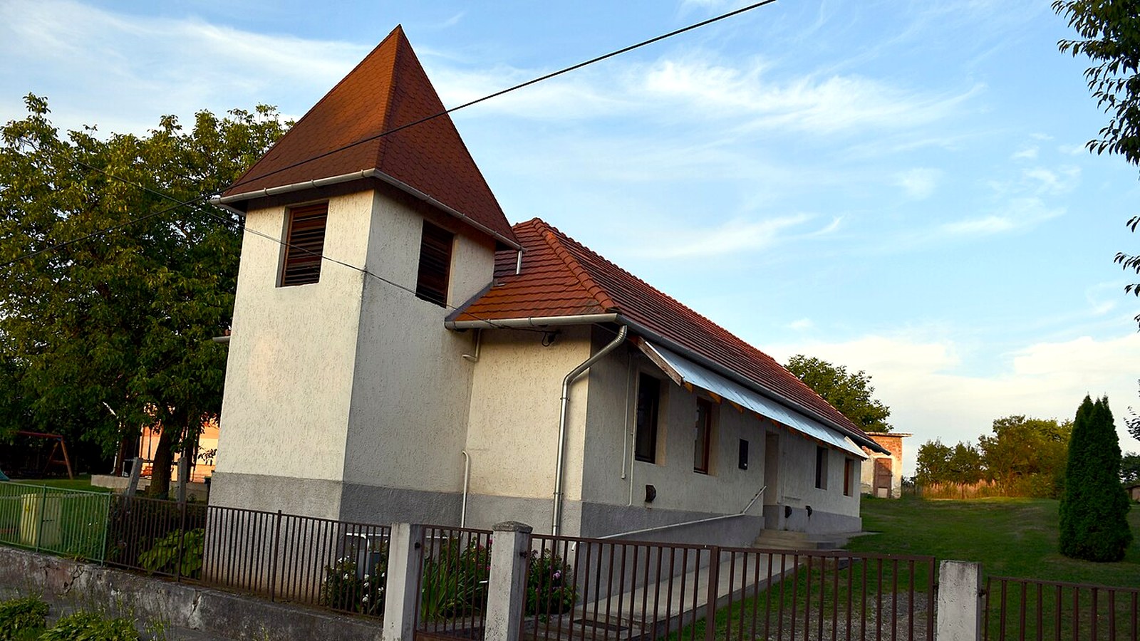 Jákfalva szabadon megközelíthető falusi / járási látképe — templom, utca vagy táj (beltéri kiállítások / barlangtúra nem ingyenes).