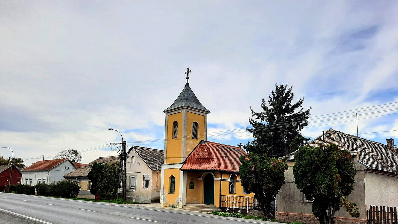 A(z) Kacsótai templom / kápolna kültere – szabadon megközelíthető falusi templomtér (Szentlőrinci járás / Mecsek-alja; múzeum / ökopark beltér nem ingyenes).