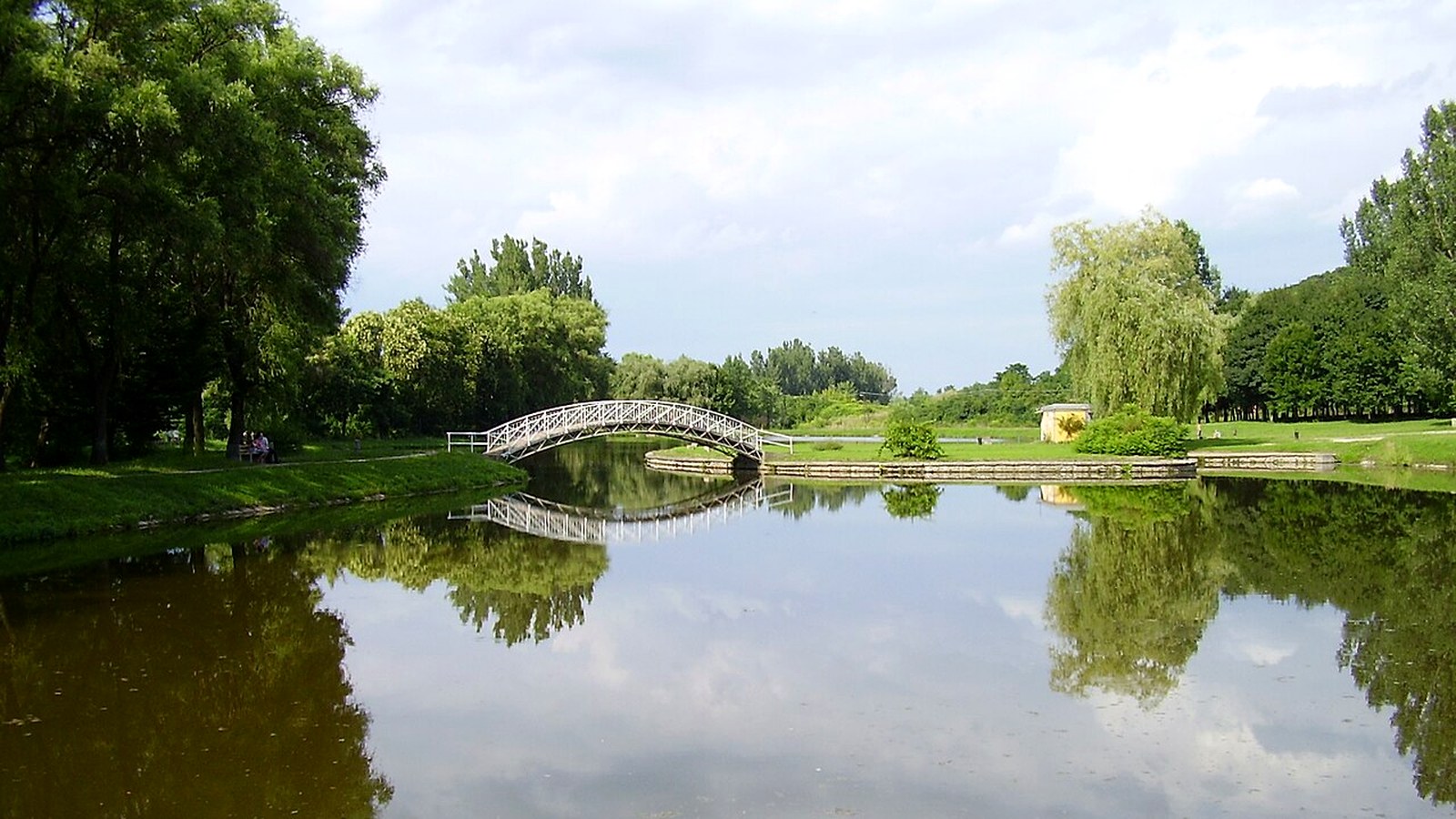 Kazincbarcika Csónakázó-tó / Jubileumi park szabadtéri látképe — szabadon bejárható városi park (Kolorcity; horgászat / belépős zónák nem).