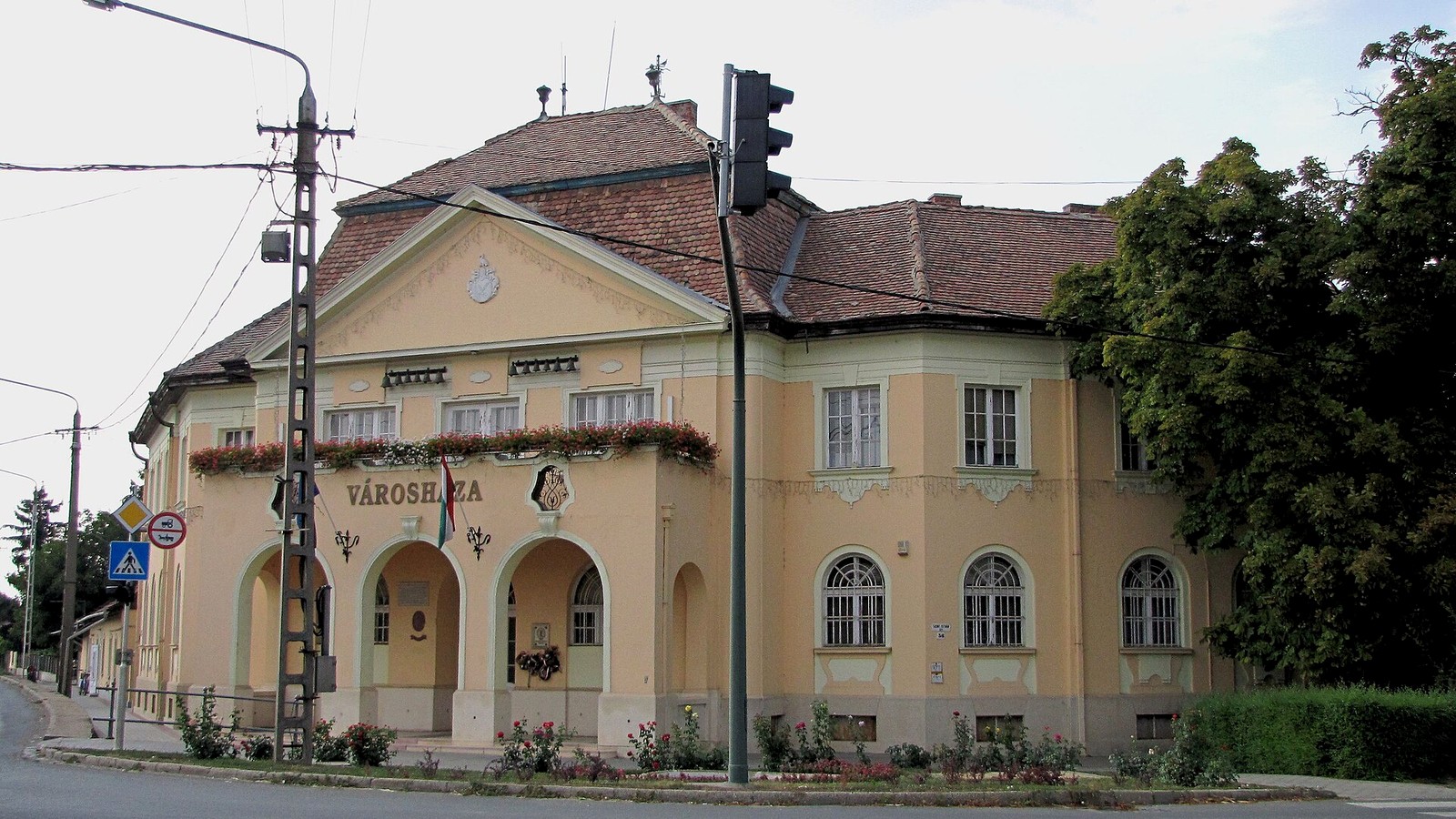 Kenderes, a Szeghalmy Bálint tervezte városháza a város központjában.