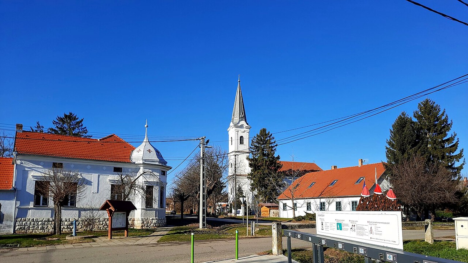 A kisharsányi templom / kápolna kültere — szabadon megközelíthető falusi templomtér (Siklósi járás / Baranya; tájház / múzeum beltér nem ingyenes).