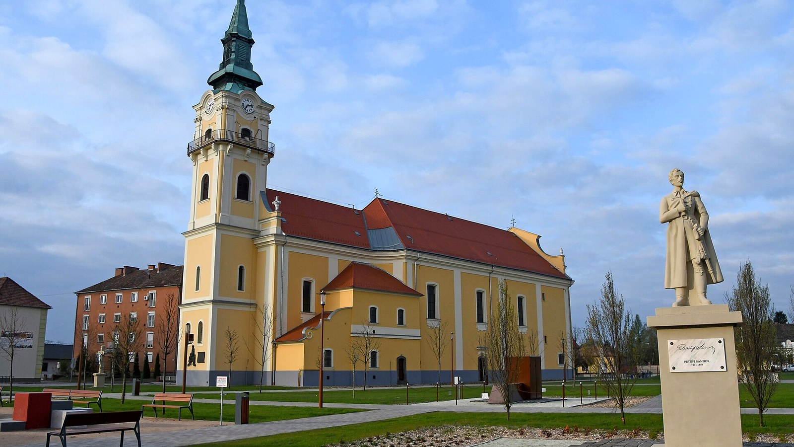 A kiskunmajsai főtér a Kisboldogasszony-templommal és a Petőfi-szoborral — szabadon bejárható belvárosi köztér.
