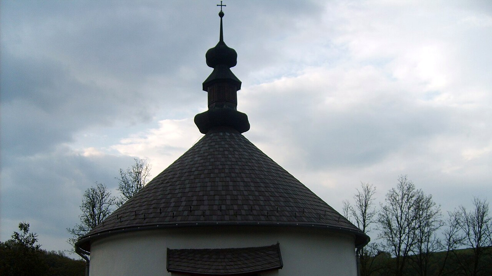 Kissikátor Árpád-kori alapú körtemplomának / rotundájának kültere — szabadon megközelíthető falusi templomtér (Gombafesztivál 0 Ft; néprajzi bejelentkezés nem).