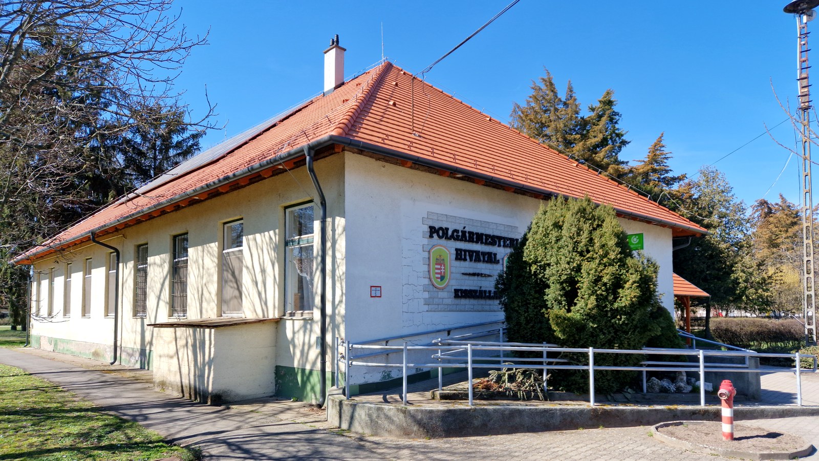 A kisszállási polgármesteri hivatal épülete — szabadon megközelíthető falusi központ.