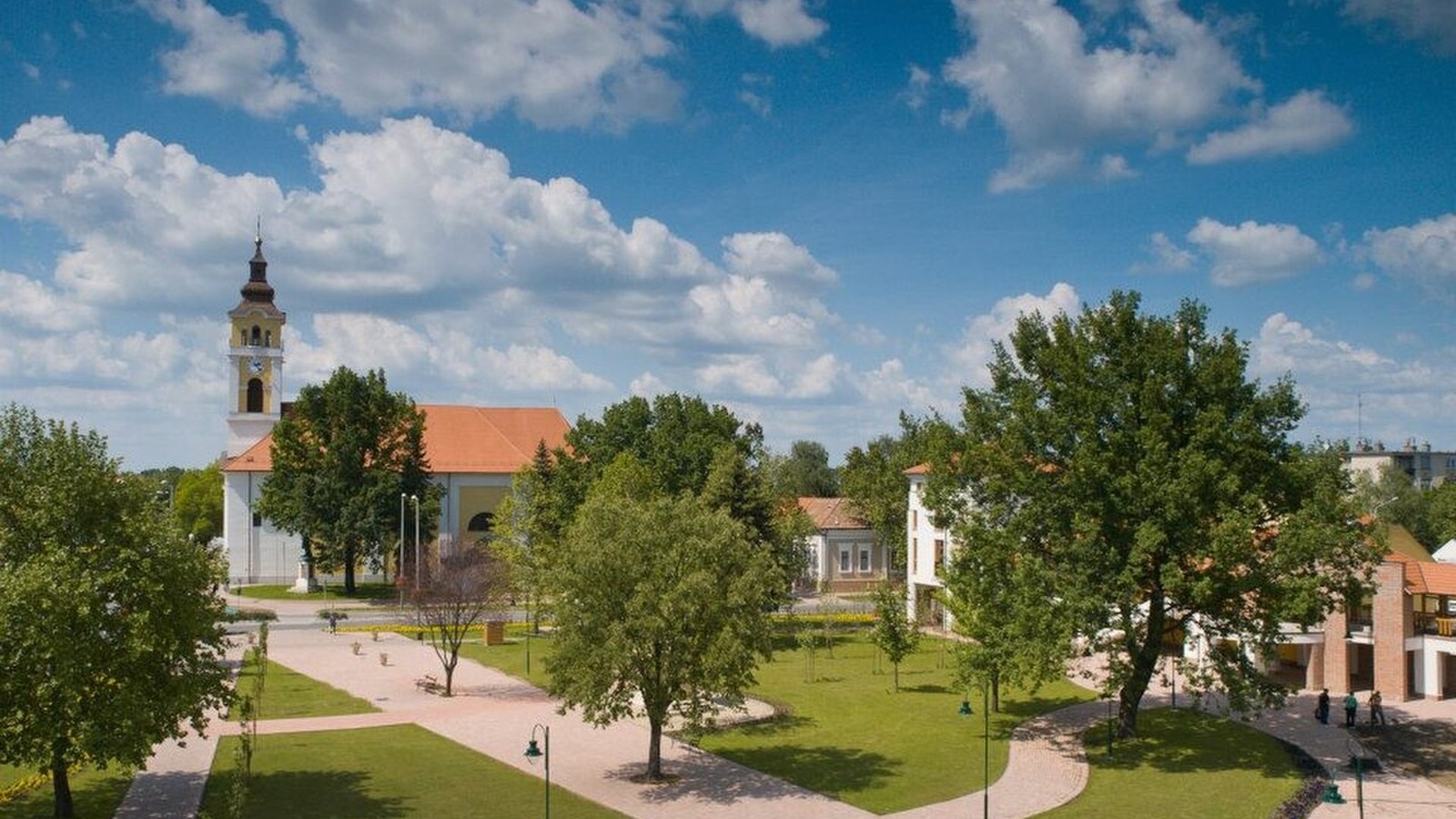 Kistelek Szent István téri szabadtéri látképe — szabadon bejárható főtér és katolikus templom kültere (Csongrád-Csanád).