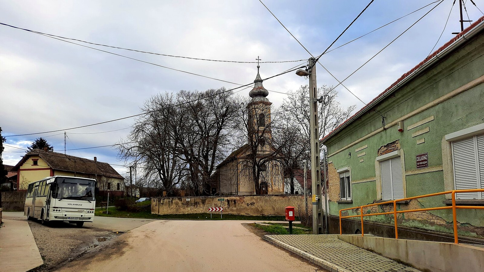 Kisvaszar keleti falurésze a templommal — szabadon bejárható hegyháti falukép.
